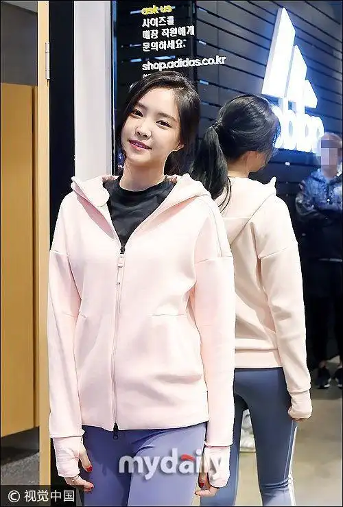 孙娜恩adidas粉色夹克条纹裤 青春活泼