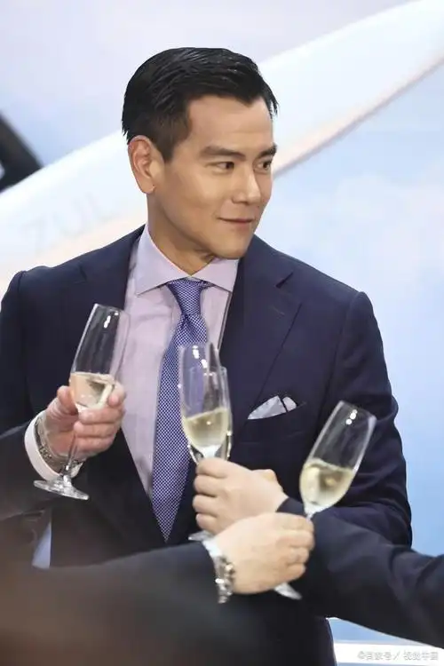 岁彭于晏零死角男神分享生活体验,鼓励粉丝探索新生事物