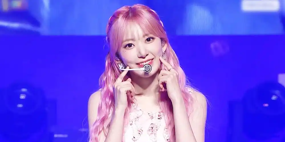 想给大家看看最近粉发的宫脇咲良放上了最新的直拍