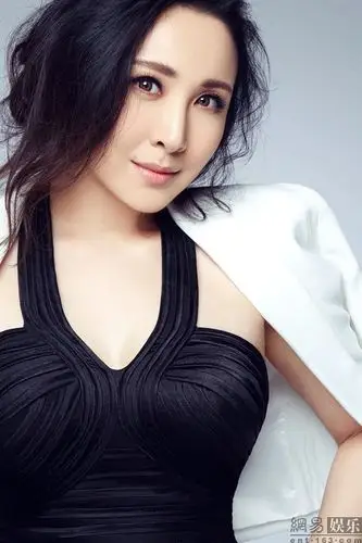 黑白色诠释性感日前,集演员,制片人,北影老师于一身的隋兰曝光了一组