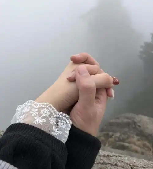 骗好友牵手的图片真实照片