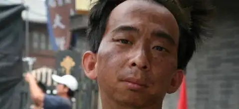 容我来一个直白的解释:颜值冠绝所有英俊的人,咱再瞧瞧颜老师,八字胡