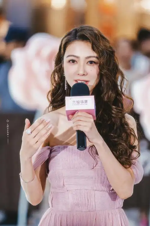 薛凯琪六福珠宝甜爱巡游