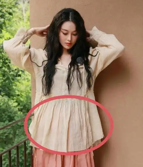 张馨予晒照秀恩爱小腹微凸疑似怀二胎