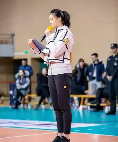 惠若琪上舞台,男子代替发布社媒,文案尽显钢铁直男,仅