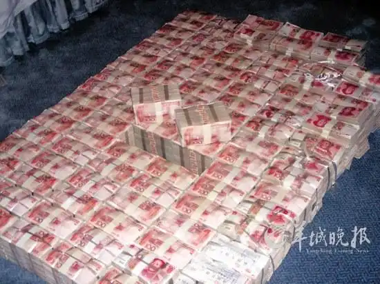 700万现金堆了一地广州警方供图