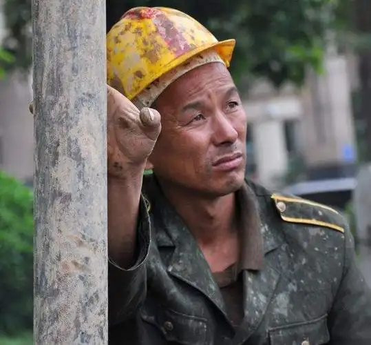 不转行你们也是吗37度高温下农民工辛苦劳作,农民大哥说我们不怕累