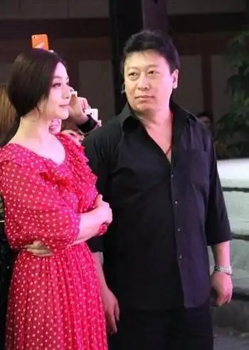 范冰冰,而那时的他有着10亿的身家,却为了她放弃财富地位,还当期经纪