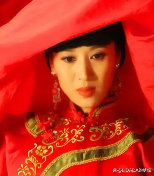 女星郑爽不幸家庭遭遇父兄相继离世母亲患脑梗爱情承受重压