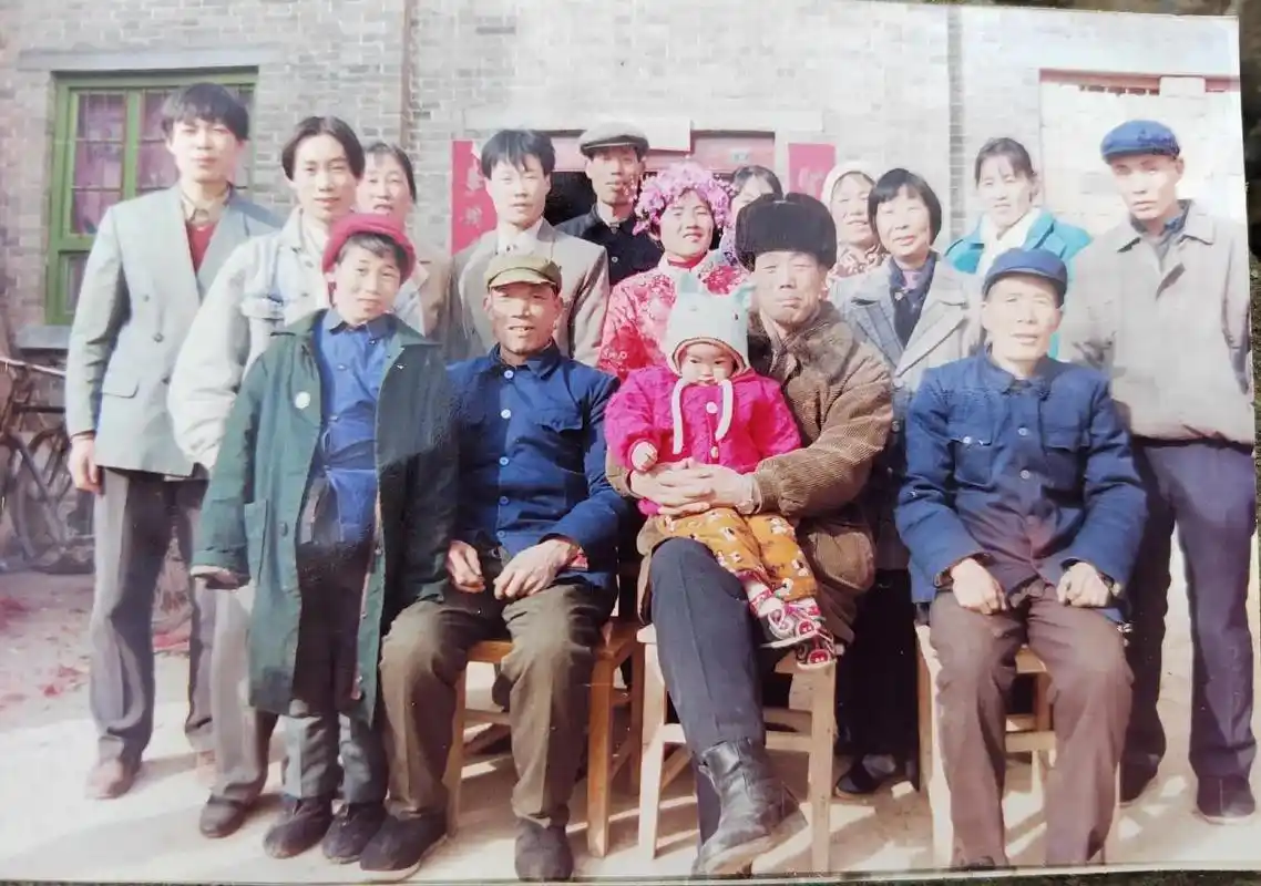 这是我大姑家的的儿子结婚时候的合影,一晃也是几十年过去了.其实