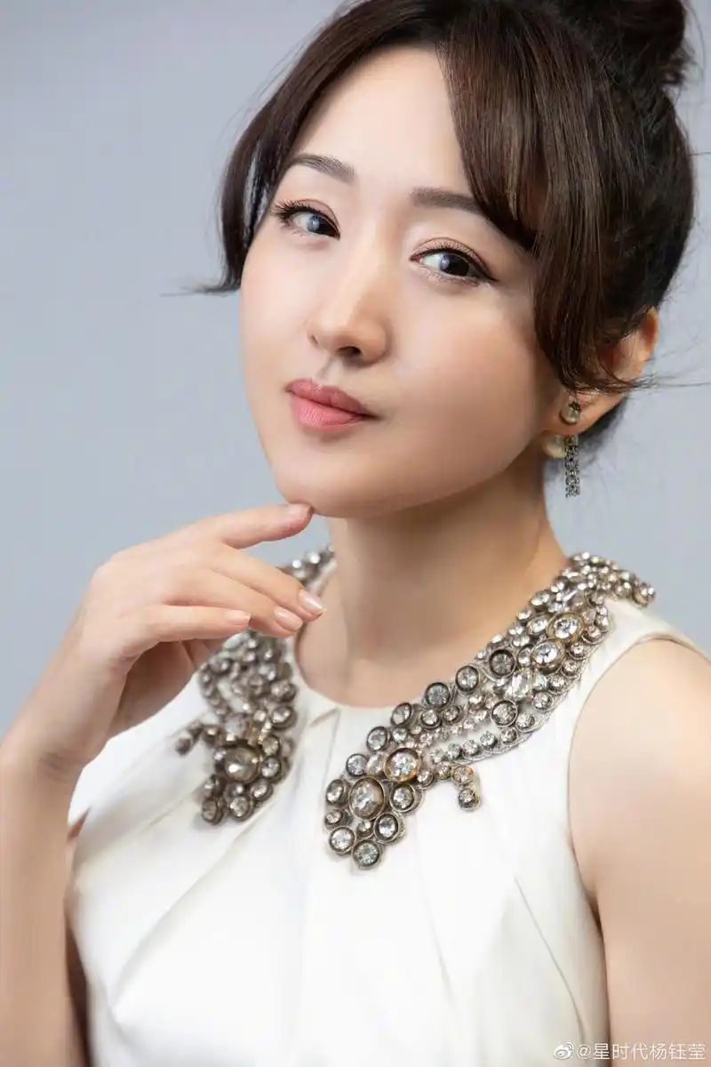 杨钰莹穿白色礼服秀美肩悠闲自拍甜笑温婉可人