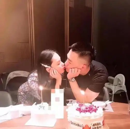 偶遇何捷为张馨予庆生豪宅位置曝光150000一平大肚被疑怀二胎