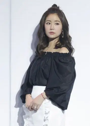 林心如:亲切微笑端庄大方,时尚穿搭尽显老练!