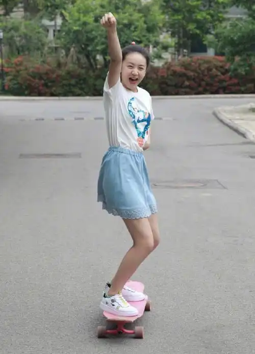 12岁森碟大变样,穿短裙凹造型高抬腿,女生长大就管不住?