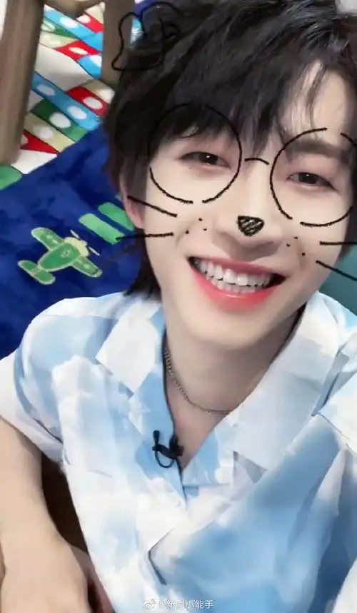 心情不好的时候看看甜c的笑容就治愈了!@into1-刘宇