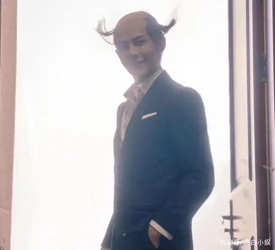 晶晶》里成熟稳重真情的秃顶大叔男友,勇于突破自己,这次的大胆转型