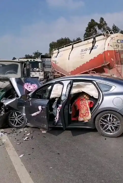 叔恶一婚车发生严重车祸新娘头破血流