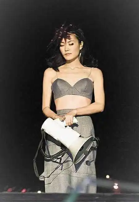 王菲到底有多撩人?当看到她的真实身材后,难怪谢霆锋念念不忘