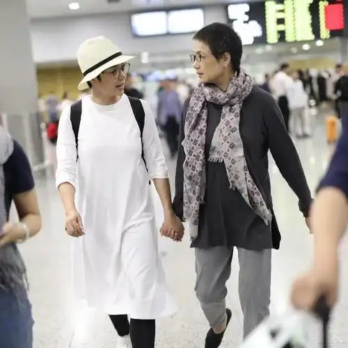 只不过后来,小妹蒋雯丽做了演员,蒋文娟害怕自己的妹妹在外面没人照顾