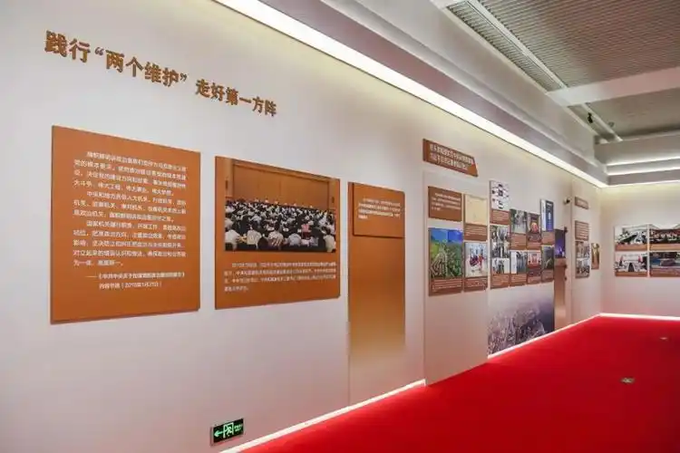 书香机关:学习习近平新时代中国特色社会主义思想的主题书架,汇集了