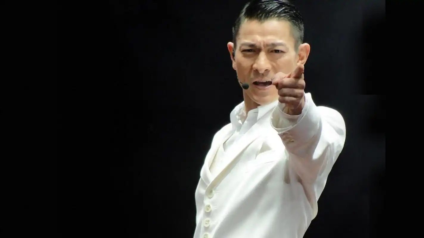 2005年,刘德华应邀参加春晚,在他作为天王级明星的身份下,台里特意为