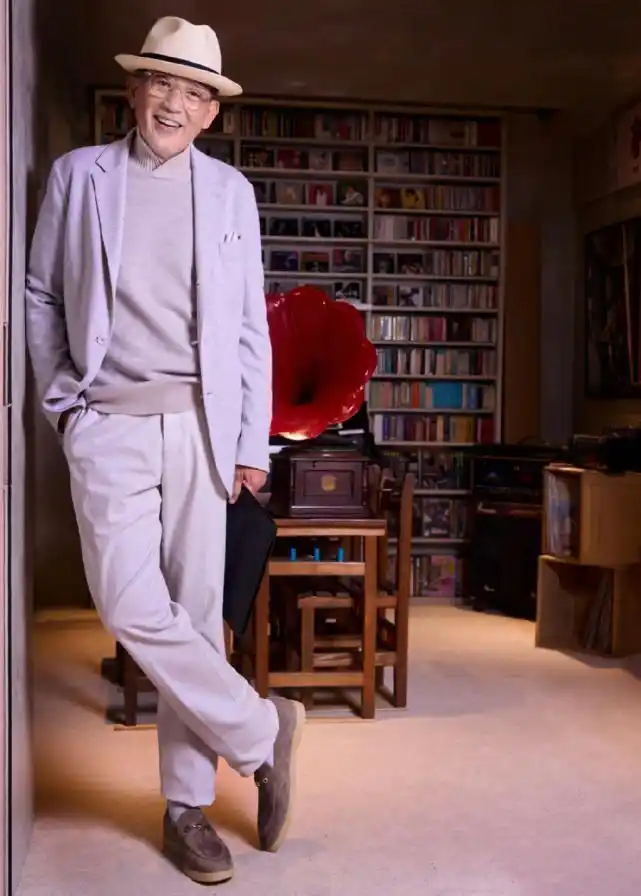 76岁秦汉露面拜年,穿西装年轻似小伙,与林青霞分手后对年轻异性曾心动