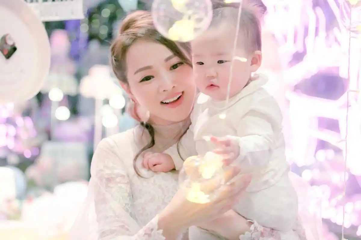 秦米粒越来越好看,伊能静给女儿的穿搭满分,软萌小公主了解下