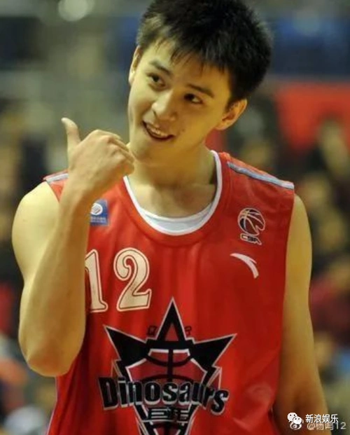 新闻>1985年出生的杨鸣,今年已经年近40.