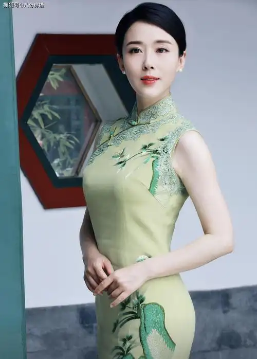 原创颜丹晨私服穿搭橙色外套配黑色t恤简约舒适42岁依旧元气满满