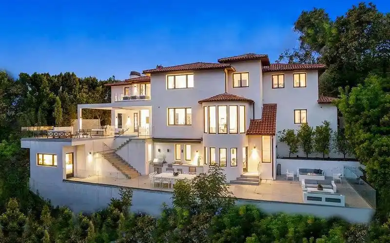 比弗利山庄$1300万轻奢别墅,周围住着众多好莱坞巨星,如史泰龙_哔哩