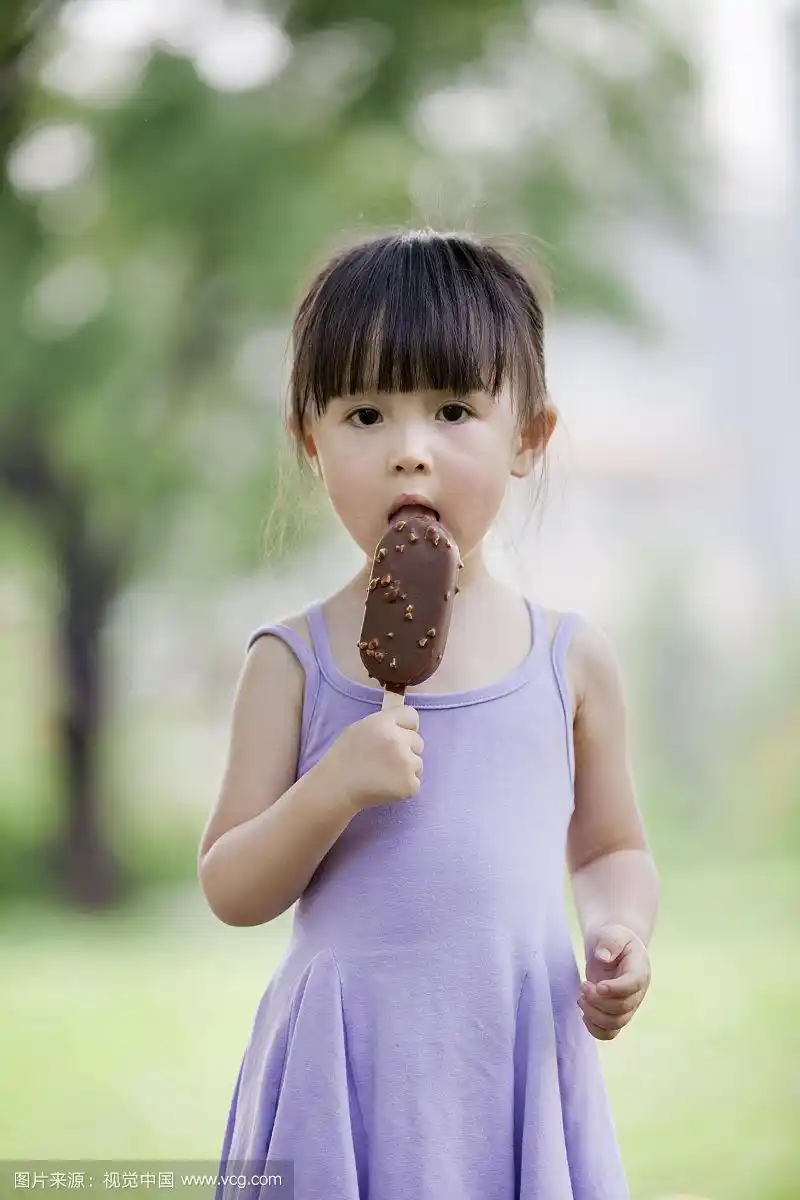 正在吃雪糕的小女孩