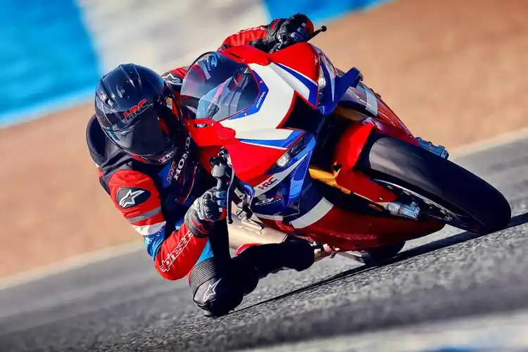 户外特写:honda 2024 cbr1000rr-r sp 超级跑车