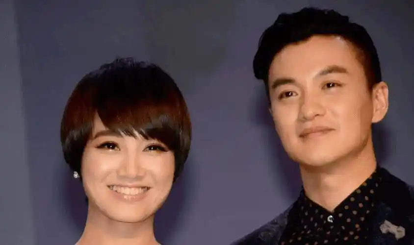 原创周一围还没亲下去,章子怡就张开嘴,伸直腿,难怪网友提醒朱丹要