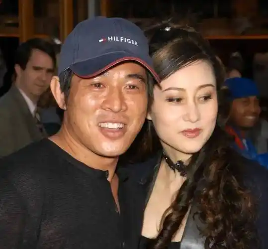 世人皆羡慕李连杰利智,殊不知被狠心告别的黄秋燕,究竟过得如何_丈夫