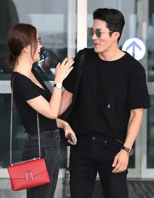 韩剧男神权相佑和妻子孙泰英比心大秀恩爱,儿子继承父母优越基因