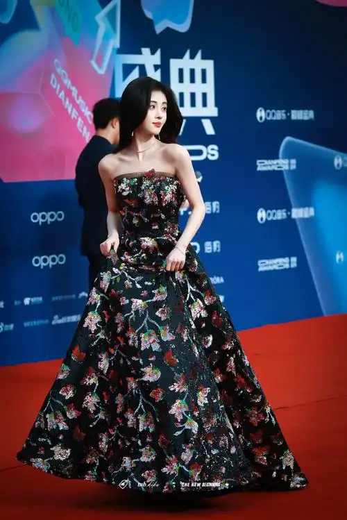 鞠婧祎红毯##qq音乐巅峰盛典