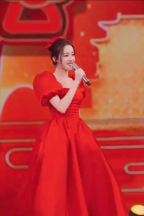 迪丽热巴身穿我们红礼服,惊艳所有人_树叶_叶子_孩子