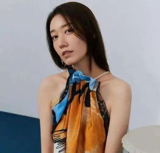 41岁高露对比43岁高圆圆:长相非常相似,但风格却截然不同