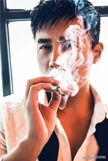 燃尽的香烟,简约的搭配,无不体现了成熟男人独有的沧桑感,而安正男装