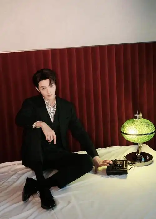 许凯最新写真大片9615 条纹衬衫77黑色西装,绅士soso好帅啊