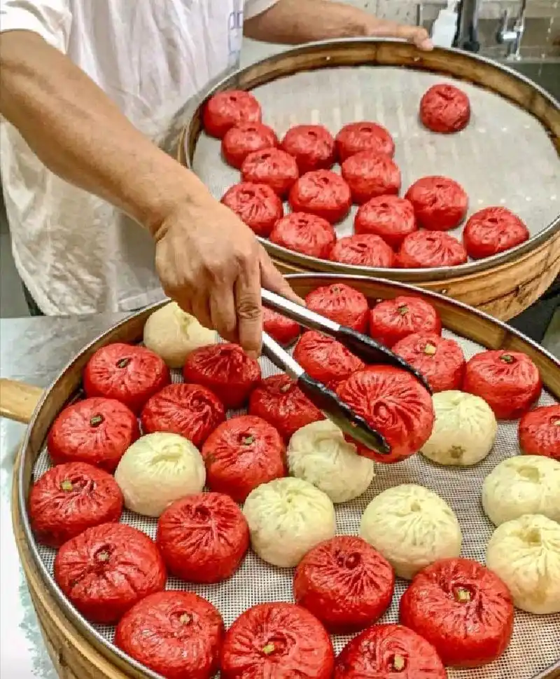 网友:有谁能告诉我这红色的是什么包子呀?