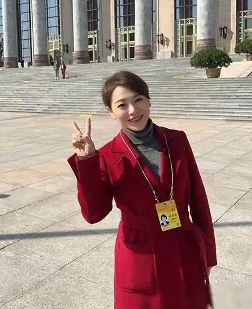 劳春燕连续28天主持后短暂休假满载能量回岗复工