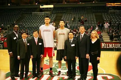 姚明所在的休斯顿火箭队和易建联所在的密尔沃基雄鹿队将展开本赛季的