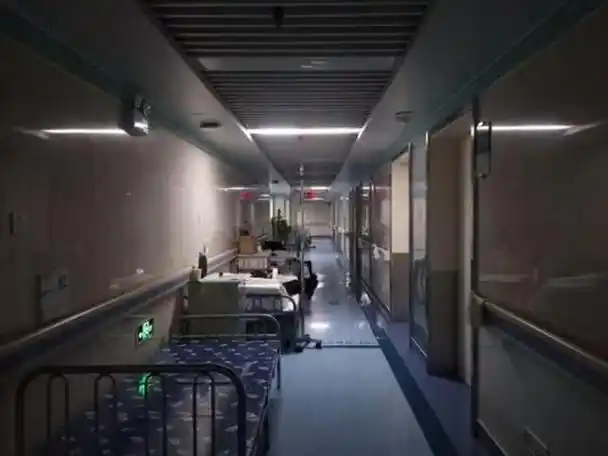 同事在医院门口捡到钱百元大钞中夹着借命纸条不久后她离奇去世