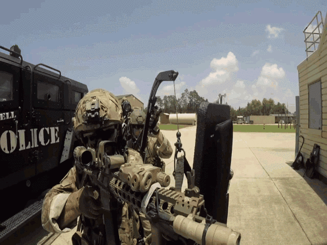 美特警队员演示使用mraps防弹盾进行突袭作战,以及连发穿甲弹射击测试