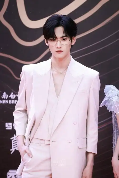 周柯宇请把眼镜焊在脸上##周柯宇保龄球港风大片