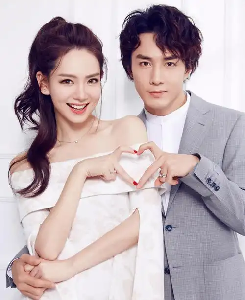 19岁那年,李承铉在韩国跟随男团take出道,妈妈曾去探望他,他却避而不