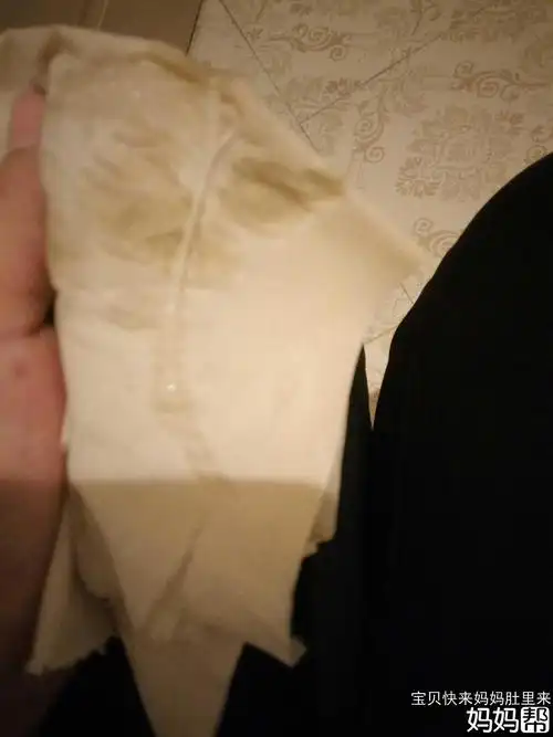 ②在排卵期,阴道分泌物增多,清亮,象清水鼻涕,粘粘的,可以拉丝,有这样