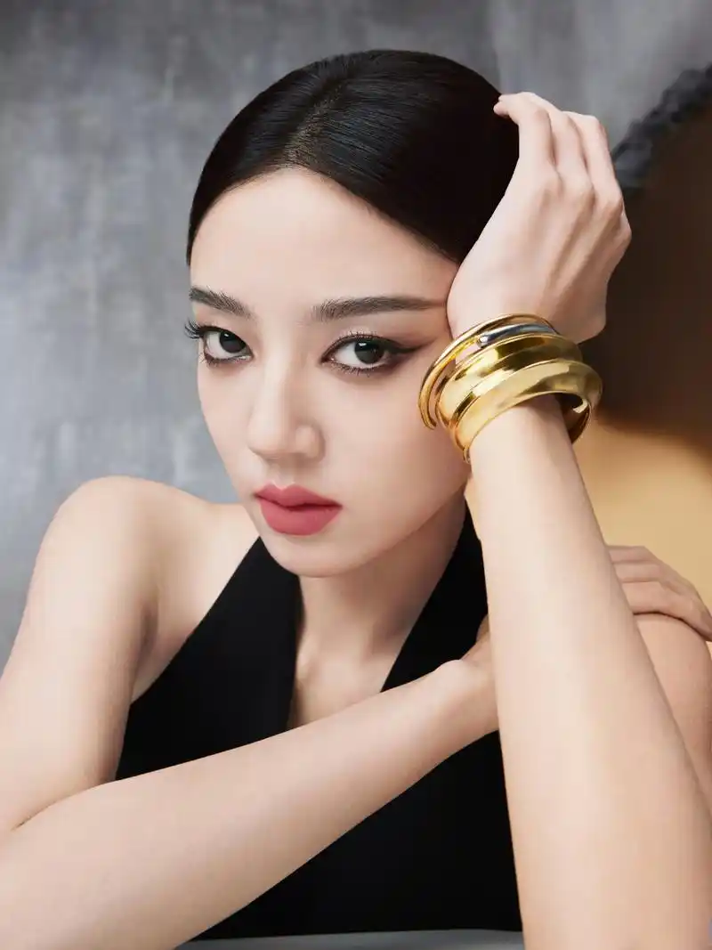 欢娱影视演员何瑞贤以ysl美妆品牌挚友身份诠释优雅气质.