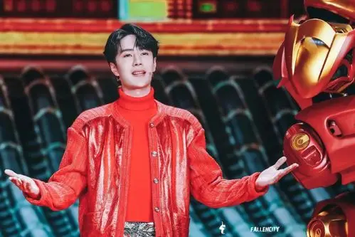 王一博壁纸:春晚首秀表演美图来了,solo舞蹈超帅超燃